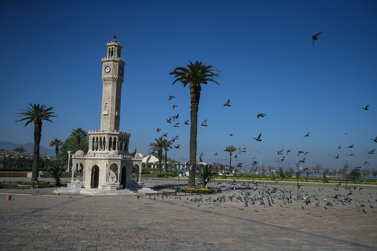 İzmir'de cadde ve meydanlar boş kaldı!!!