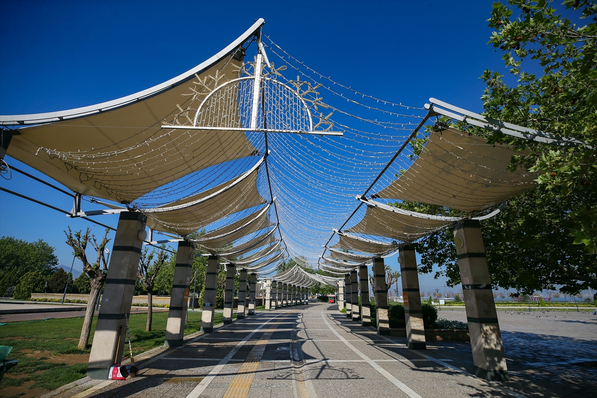 İzmir'de cadde ve meydanlar boş kaldı!!!