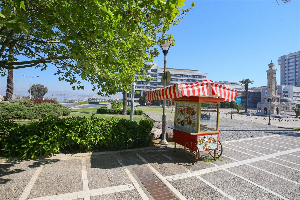 İzmir'de cadde ve meydanlar boş kaldı!!!