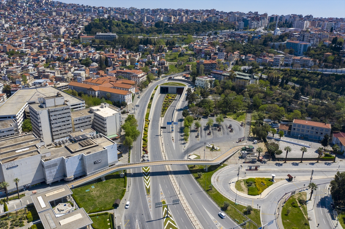 İzmir'de cadde ve meydanlar boş kaldı!!!