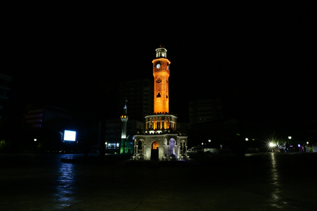 İzmir'de cadde ve meydanlar boş kaldı!!!