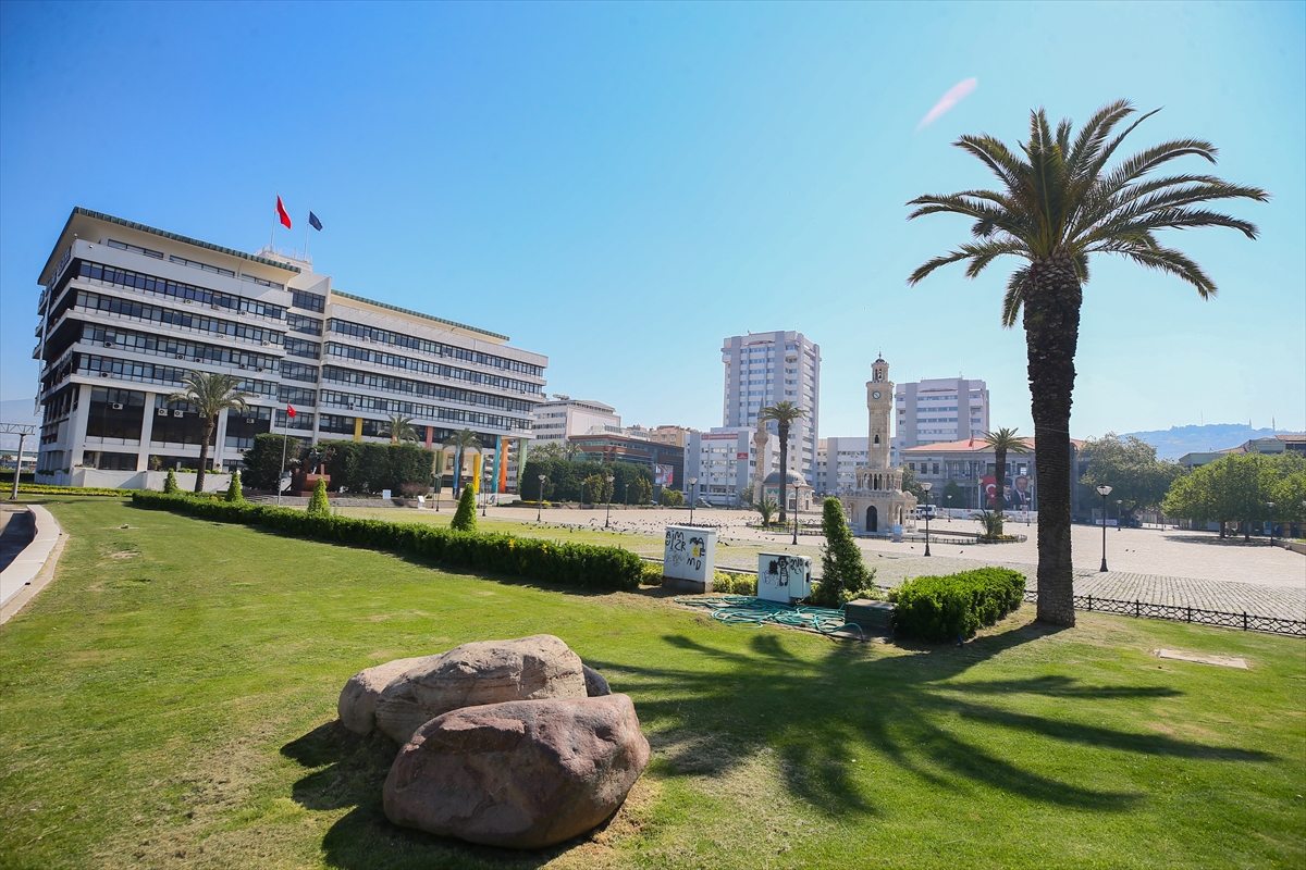 İzmir'de cadde ve meydanlar boş kaldı!!!