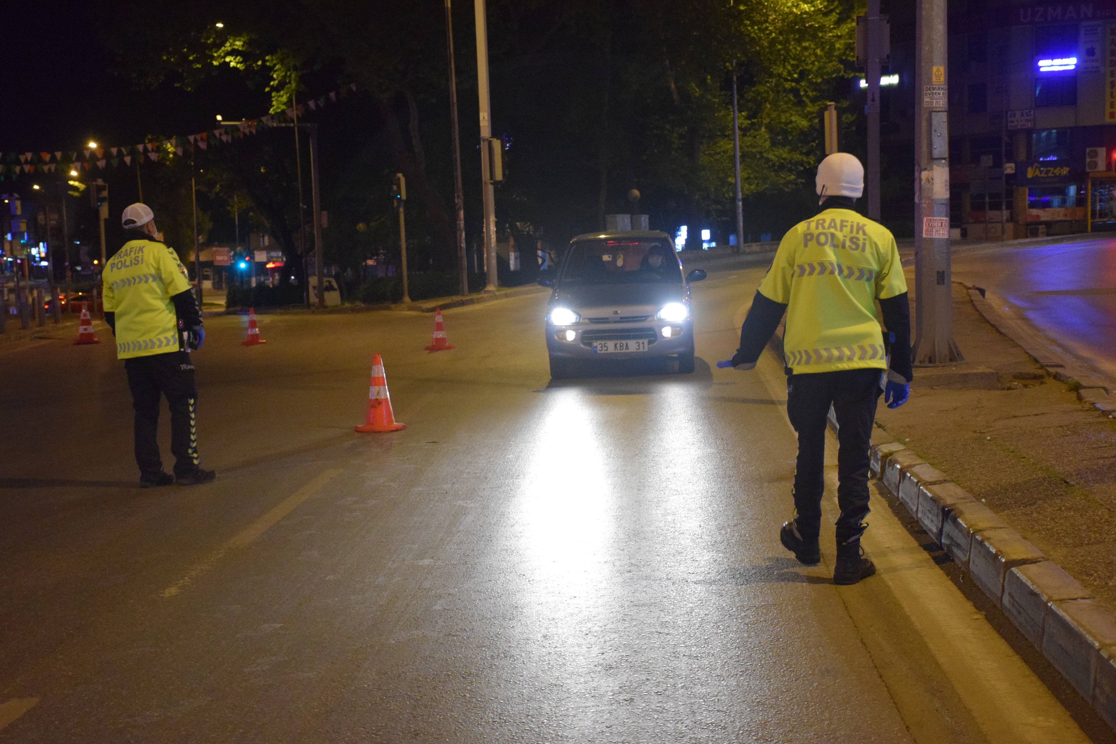 İzmir'de cadde ve meydanlar boş kaldı!!!