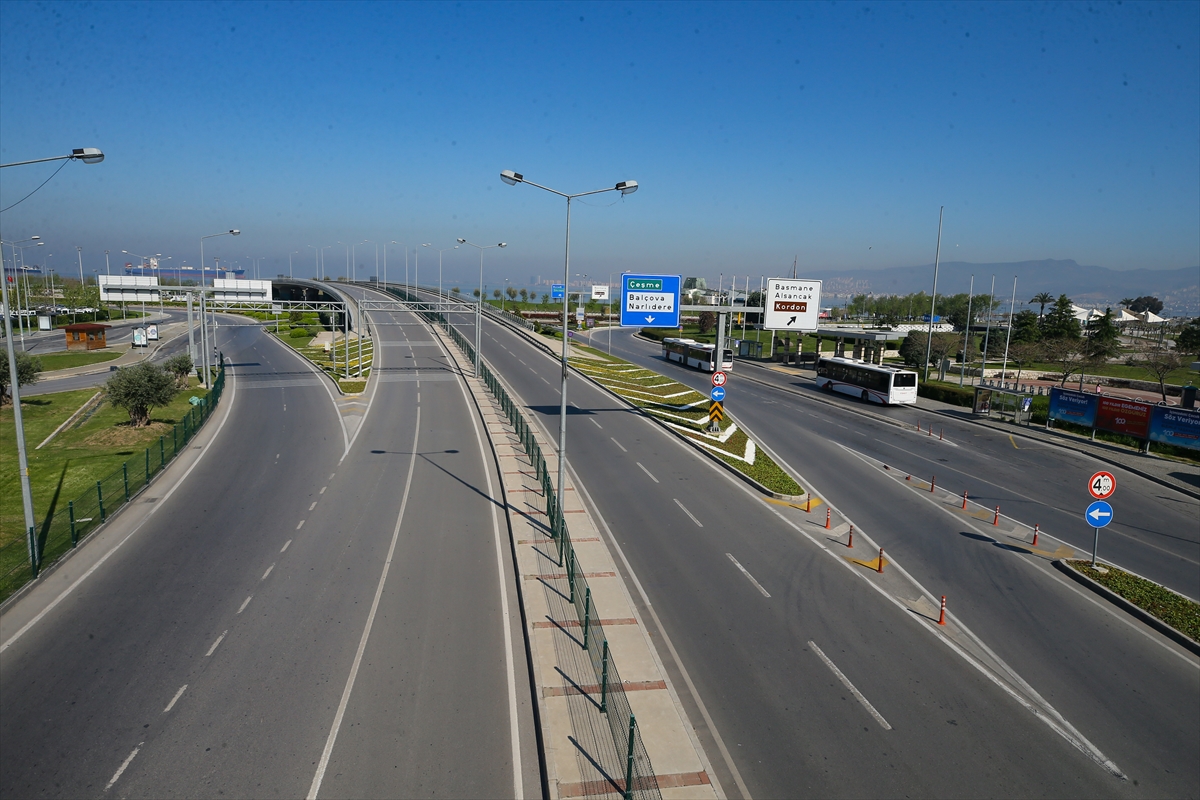 İzmir'de cadde ve meydanlar boş kaldı!!!