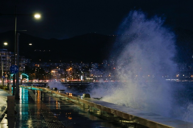 İzmir'de kuvvetli rüzgar