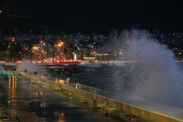 İzmir'de kuvvetli rüzgar