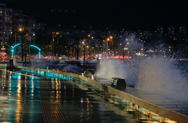 İzmir'de kuvvetli rüzgar