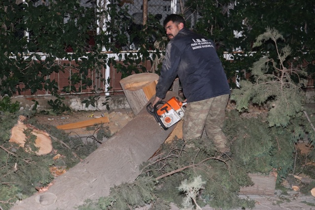 İzmir'de kuvvetli rüzgar