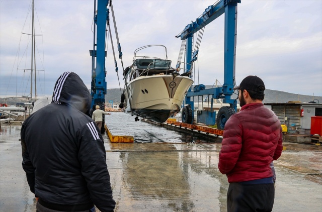 Hortumun batırdığı lüks yat 8 saatte çıkarıldı