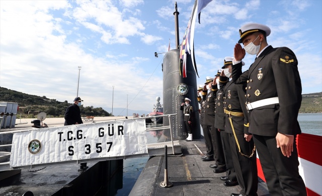 Bakan Akar, TCG Gür denizaltısını ziyaret etti