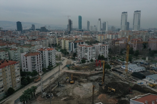 İzmir'de depremin yıktığı bölgede yeni binaların yapımına başlanıyor