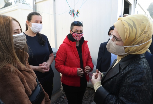 Emine Erdoğan, İzmir'de depremzedeleri ziyaret etti