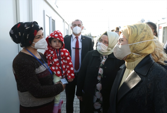 Emine Erdoğan, İzmir'de depremzedeleri ziyaret etti