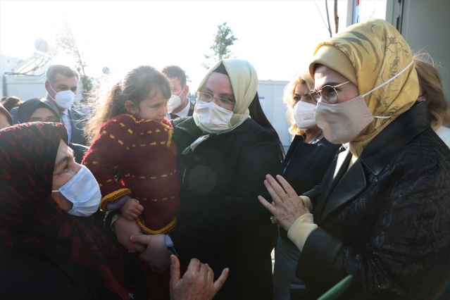 Emine Erdoğan, İzmir'de depremzedeleri ziyaret etti