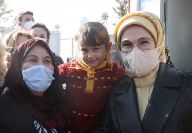 Emine Erdoğan, İzmir'de depremzedeleri ziyaret etti