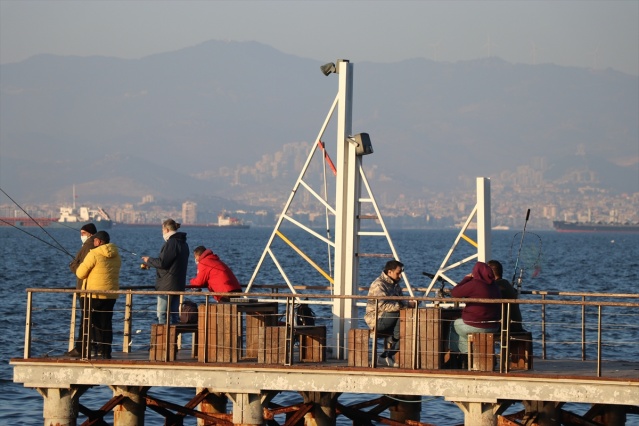 Sıcak havayı fırsat bilen İzmirliler sahile akın etti