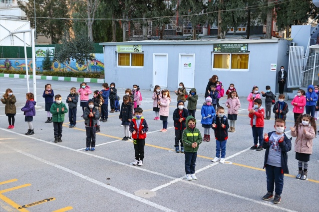 Yeni normalleşme süreciyle okullarda yüz yüze eğitime başlandı