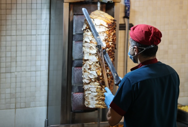 İzmir'de lokanta, restoran ve kahvehaneler müşterilerini ağırlamaya başladı