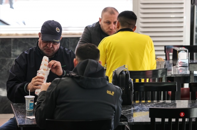 İzmir'de lokanta, restoran ve kahvehaneler müşterilerini ağırlamaya başladı