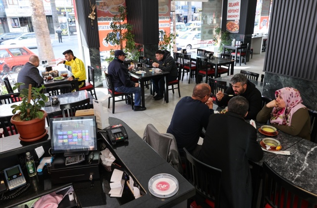 İzmir'de lokanta, restoran ve kahvehaneler müşterilerini ağırlamaya başladı