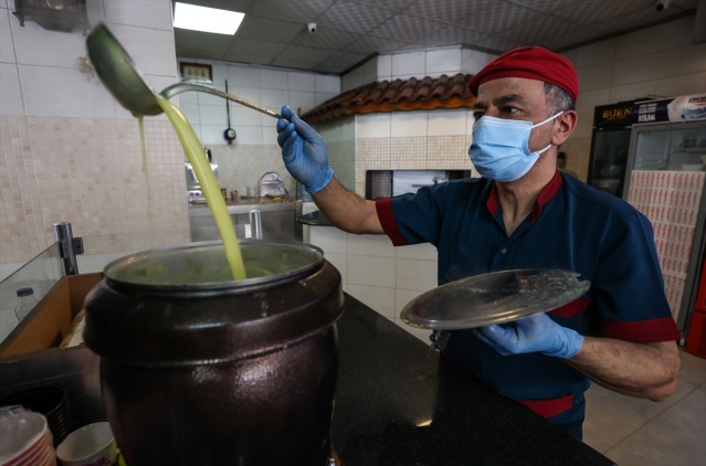 İzmir'de lokanta, restoran ve kahvehaneler müşterilerini ağırlamaya başladı