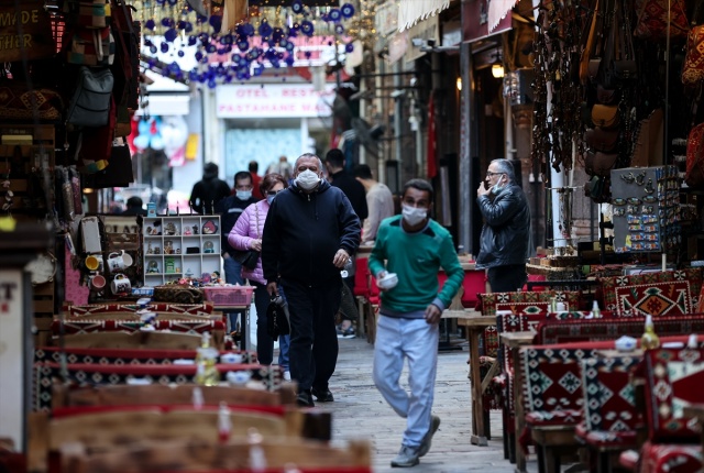 İzmir'de lokanta, restoran ve kahvehaneler müşterilerini ağırlamaya başladı