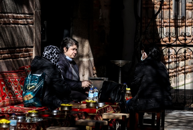 İzmir'de lokanta, restoran ve kahvehaneler müşterilerini ağırlamaya başladı