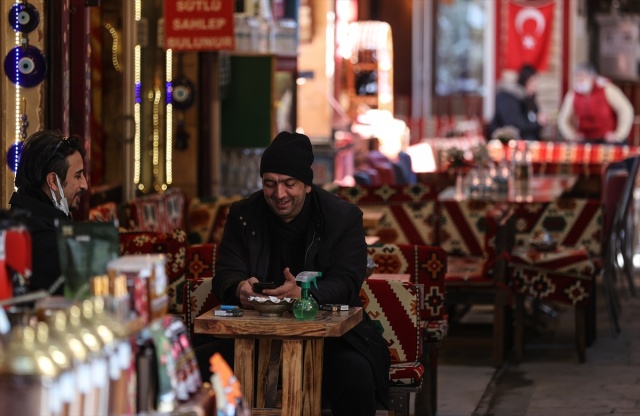 İzmir'de lokanta, restoran ve kahvehaneler müşterilerini ağırlamaya başladı