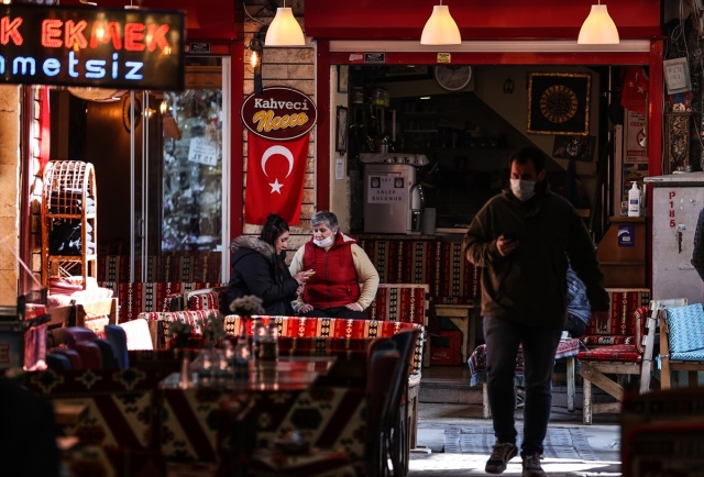 İzmir'de lokanta, restoran ve kahvehaneler müşterilerini ağırlamaya başladı