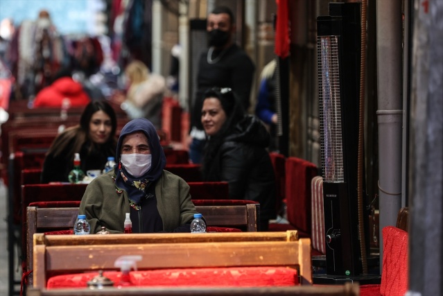 İzmir'de lokanta, restoran ve kahvehaneler müşterilerini ağırlamaya başladı