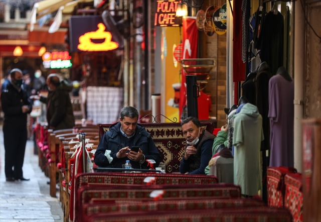 İzmir'de lokanta, restoran ve kahvehaneler müşterilerini ağırlamaya başladı