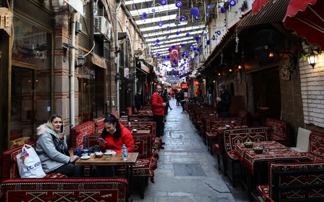 İzmir'de lokanta, restoran ve kahvehaneler müşterilerini ağırlamaya başladı