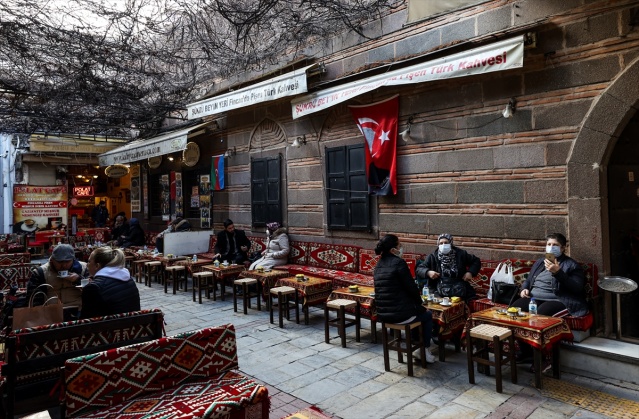 İzmir'de lokanta, restoran ve kahvehaneler müşterilerini ağırlamaya başladı