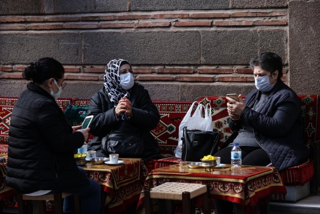 İzmir'de lokanta, restoran ve kahvehaneler müşterilerini ağırlamaya başladı