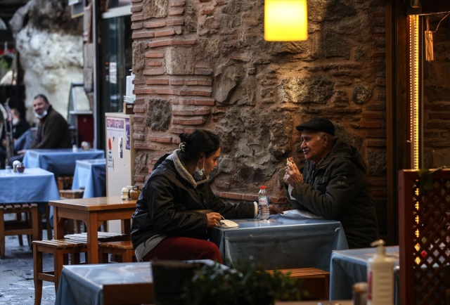 İzmir'de lokanta, restoran ve kahvehaneler müşterilerini ağırlamaya başladı