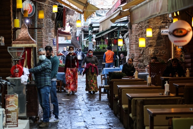 İzmir'de lokanta, restoran ve kahvehaneler müşterilerini ağırlamaya başladı