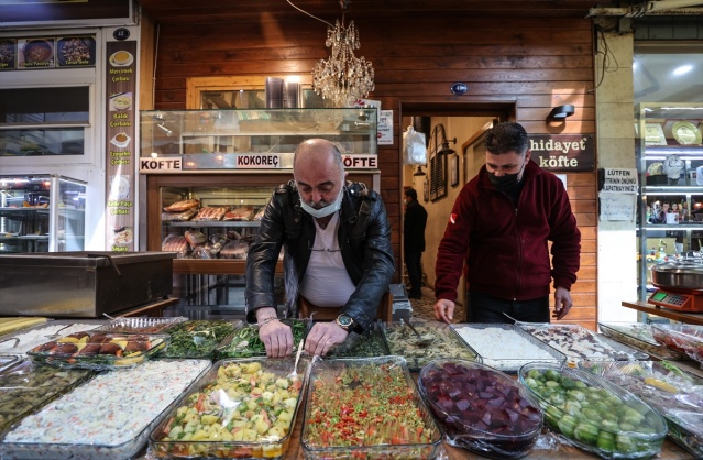 İzmir'de lokanta, restoran ve kahvehaneler müşterilerini ağırlamaya başladı