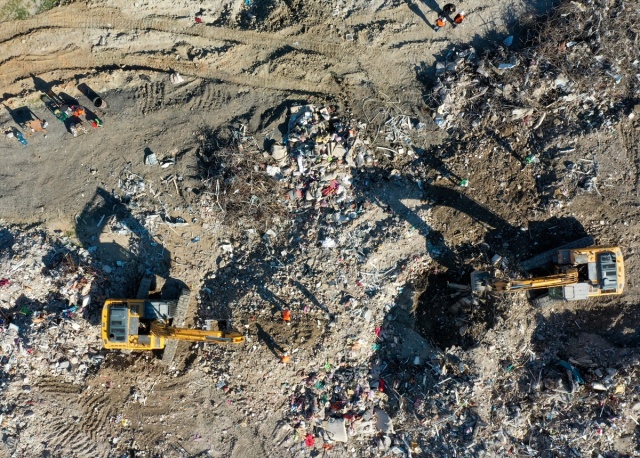 İzmirli depremzedelerin eşyaları için moloz yığınları arasında hassas çalışma