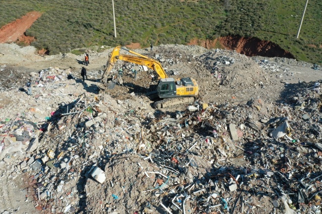 İzmirli depremzedelerin eşyaları için moloz yığınları arasında hassas çalışma