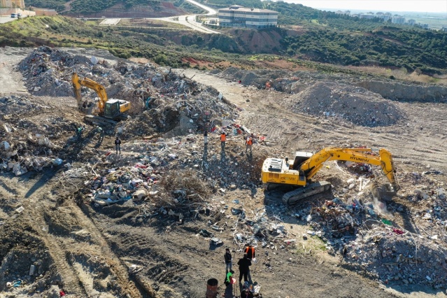 İzmirli depremzedelerin eşyaları için moloz yığınları arasında hassas çalışma