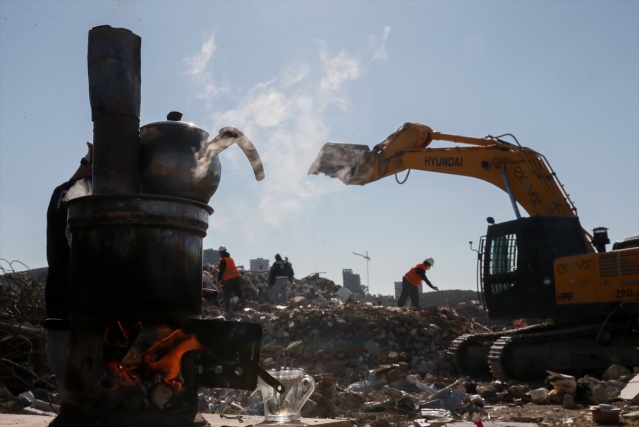 İzmirli depremzedelerin eşyaları için moloz yığınları arasında hassas çalışma