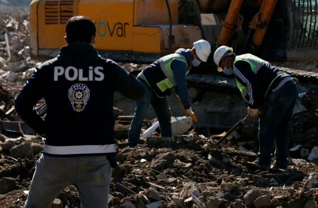 İzmirli depremzedelerin eşyaları için moloz yığınları arasında hassas çalışma