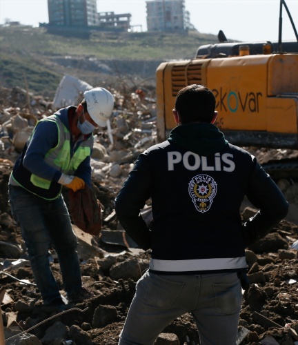 İzmirli depremzedelerin eşyaları için moloz yığınları arasında hassas çalışma