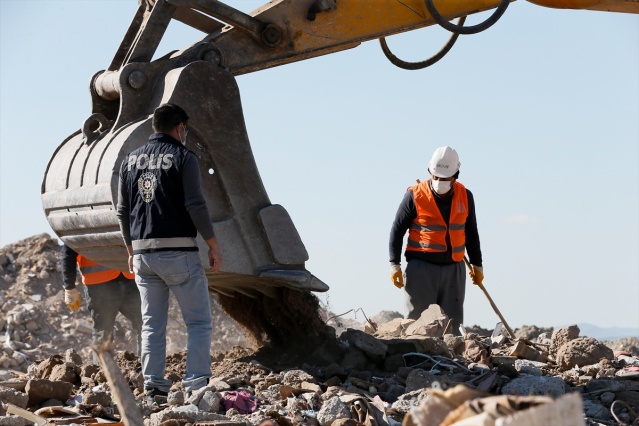 İzmirli depremzedelerin eşyaları için moloz yığınları arasında hassas çalışma