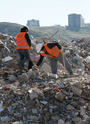 İzmirli depremzedelerin eşyaları için moloz yığınları arasında hassas çalışma