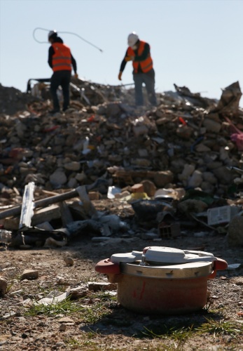 İzmirli depremzedelerin eşyaları için moloz yığınları arasında hassas çalışma