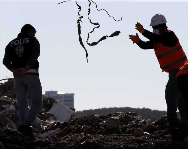 İzmirli depremzedelerin eşyaları için moloz yığınları arasında hassas çalışma