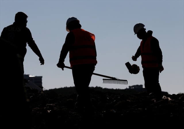 İzmirli depremzedelerin eşyaları için moloz yığınları arasında hassas çalışma