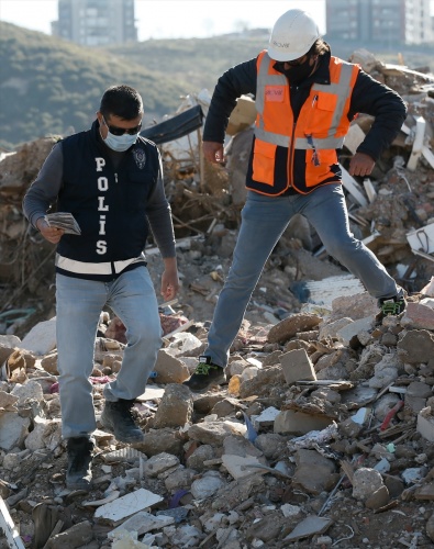 İzmirli depremzedelerin eşyaları için moloz yığınları arasında hassas çalışma