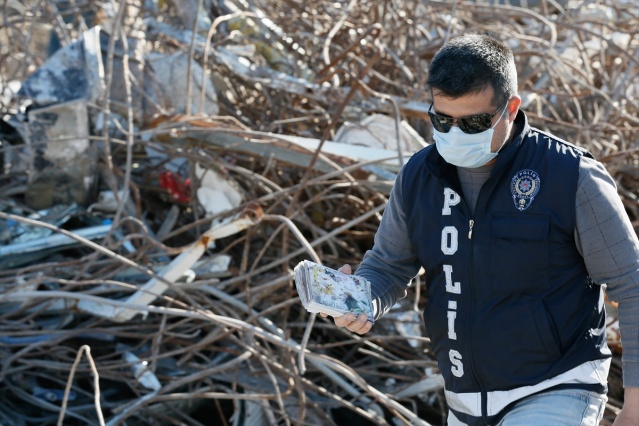 İzmirli depremzedelerin eşyaları için moloz yığınları arasında hassas çalışma